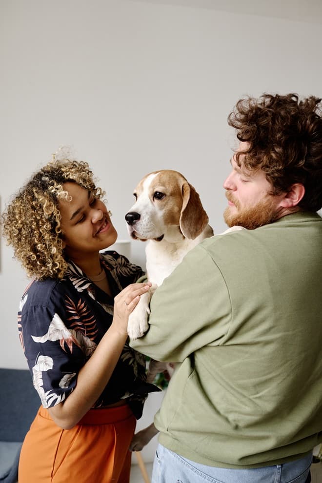 Familia feliz con su perro